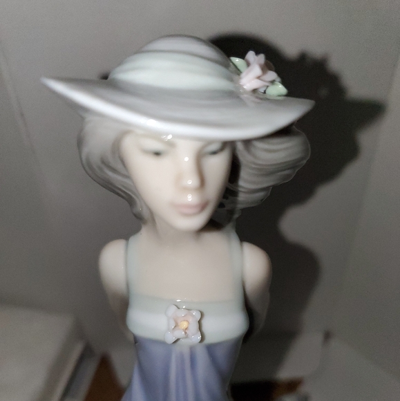 Lladro Susan #05644 - Picture 7 of 11